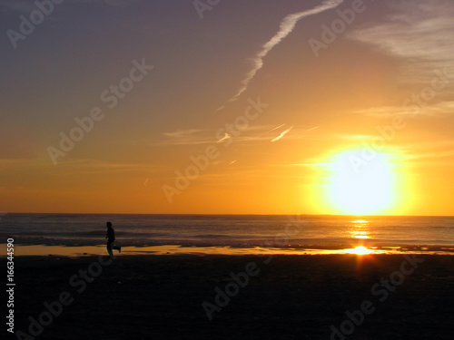 atardecer en la playa de la bahia de Cádiz, Andalucía. España