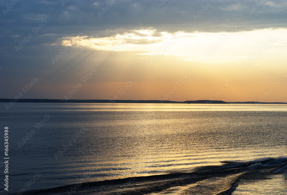 Obraz premium Sunset rays over the ocean landscape background