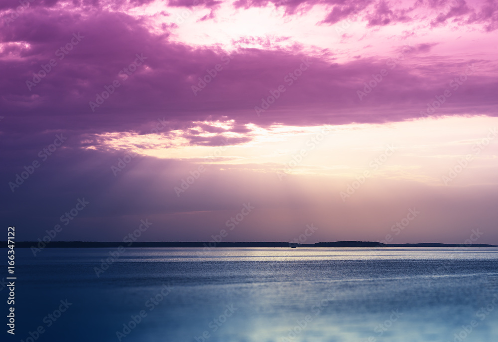 Obraz premium Sunset rays over the ocean landscape background