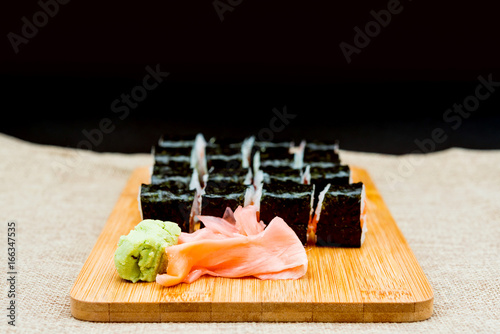 Foto Japanese food Sushi Roll Maki of Salmon and avocado