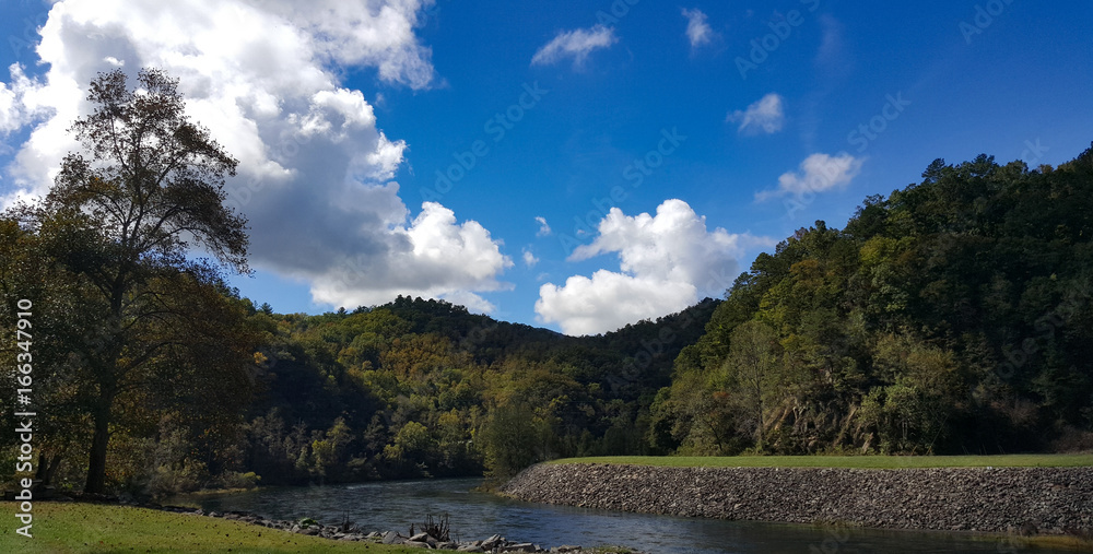 Obraz premium River running through valley