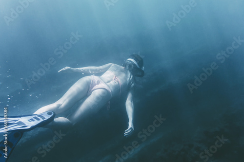 Woman free diving. © Alex Photo