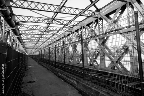 Pont ferroviaire en noire et blanc 
