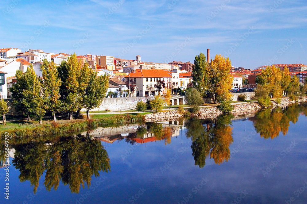 La ciudad de Zamora desde el puente de piedra sobre el río Duero