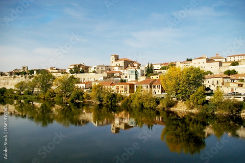 La ciudad de Zamora desde el puente de piedra sobre el río Duero