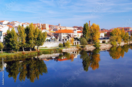 Fototapeta Naklejka Na Ścianę i Meble -  La ciudad de Zamora desde el puente de piedra sobre el río Duero