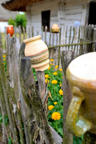 Obraz na płótnie Clay pots drying on a rustic wooden fence w salonie
