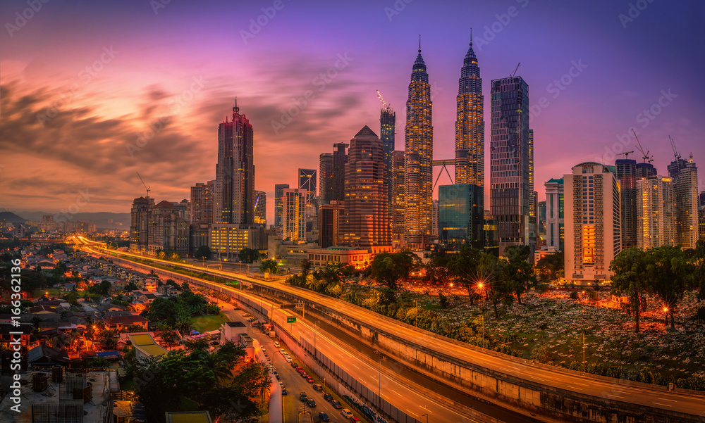 Fototapeta premium Pejzaż panoramę miasta Kuala lumpur o wschodzie słońca w Malezji.
