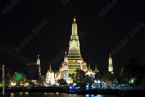 Wat Arun is the early Rattanakosin architecture. It is also one of the most popular landmark in Bangkok.