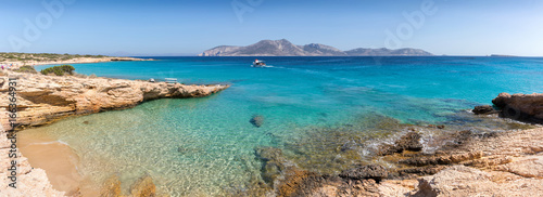 Panorama der Küste nahe des Plateia Pounta Strandes auf Pano Koufonisi, Griechenland