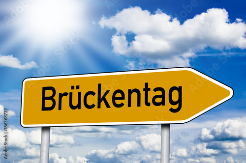 Schild mit Brückentag photo