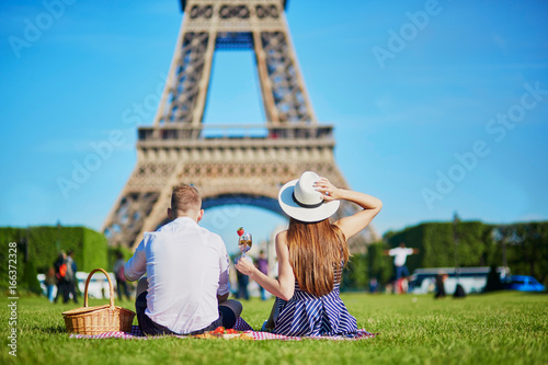 Photography Couple having picnic near the Eiffel tower in Paris, France
