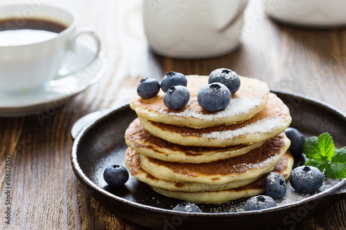Foto Blueberry buttermilk pancakes on rustic table