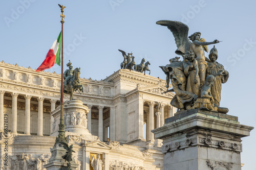 Vista laterale del monumento nazionale a Vittorio Emanuele II, meglio conosciuto con il nome di Vittoriano o Altare della Patria, Ara Patriæ, è un monumento nazionale situato a Roma, sul Campidoglio.