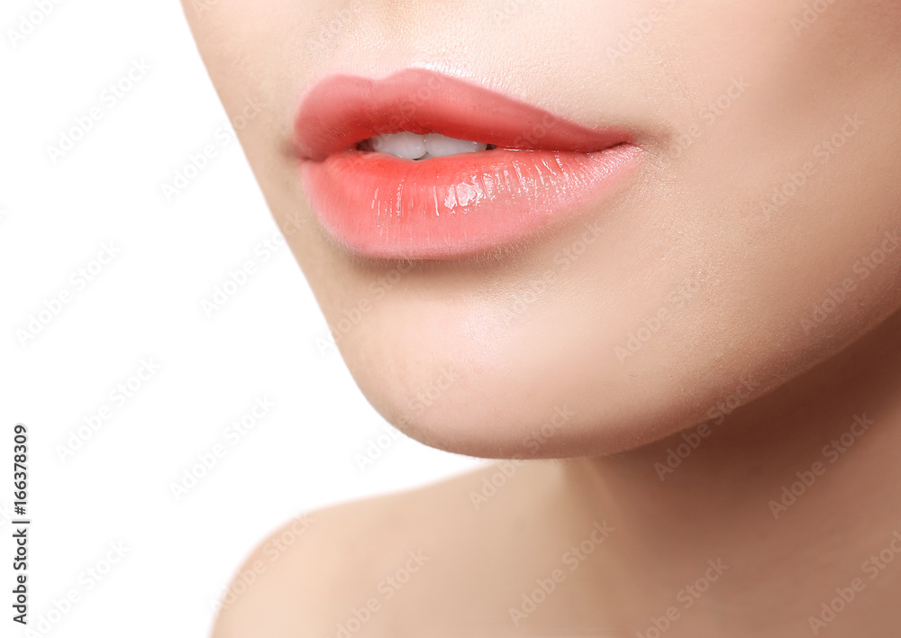 Obraz premium Młoda kobieta z pięknymi ustami na białym tle, zbliżenie