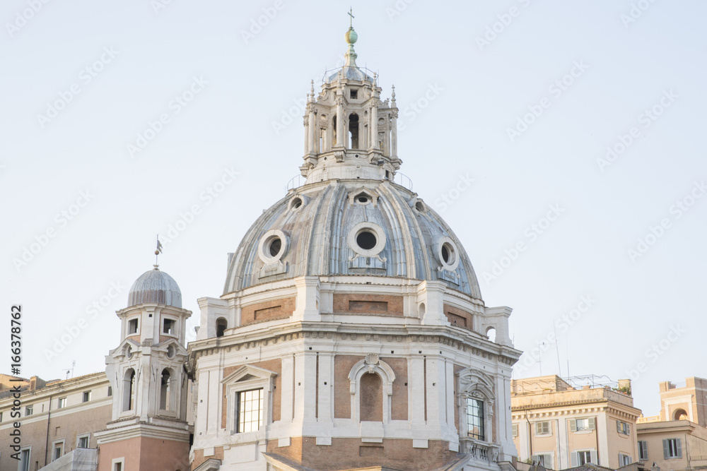 Cupola di Santa Maria di Loreto a Roma in prossimità di Piazza Venezia. In cima alla cupola una croce in metallo.