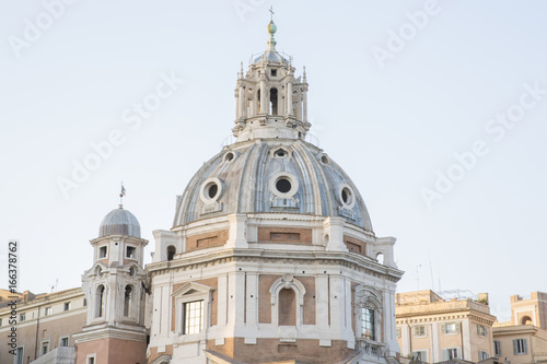 Cupola di Santa Maria di Loreto a Roma in prossimità di Piazza Venezia. In cima alla cupola una croce in metallo.