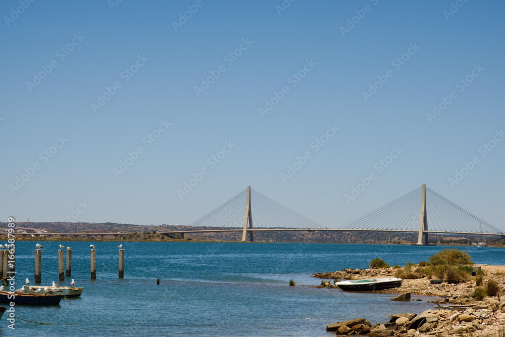 Brücke über den Grenzfluss von Portugal nach Spanien Brücke über den Grenzfluss von Portugal nach Spanien