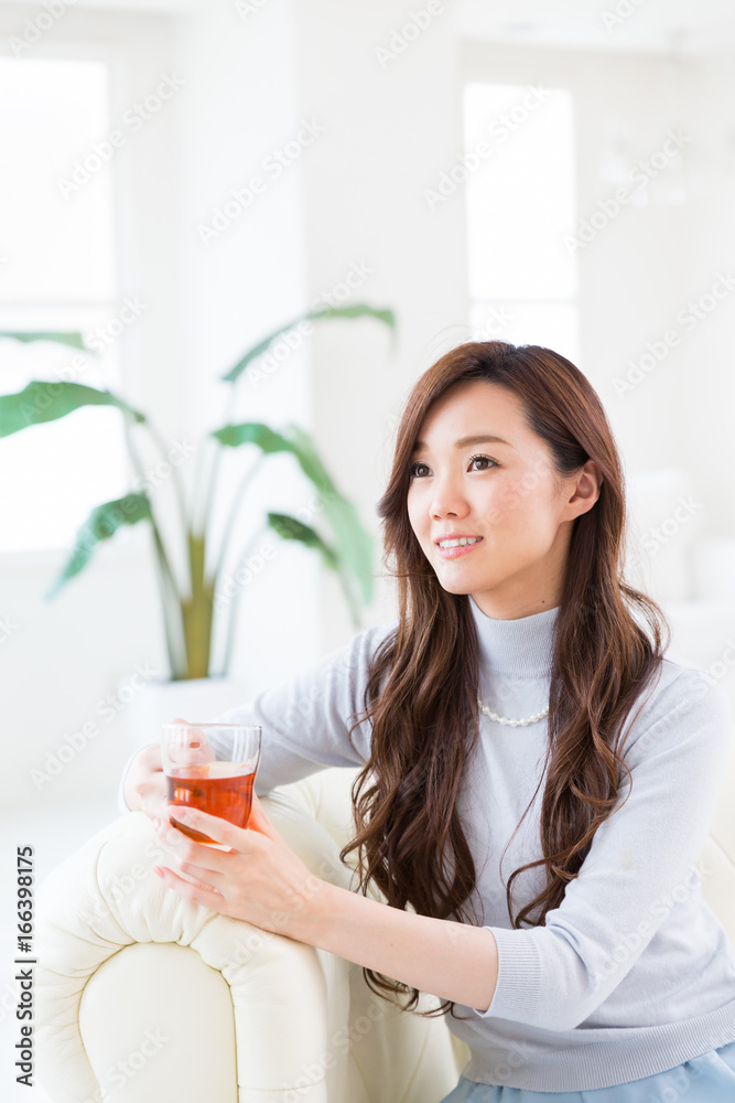 部屋でお茶を飲む女性 部屋でお茶を飲む女性