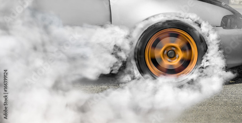 Drag Racing Car spala gumę z opon w ramach przygotowań do wyścigu