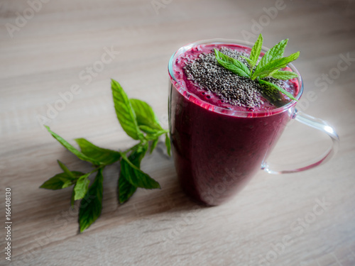 Roter beeriger Smoothie mit Minzblättern photo