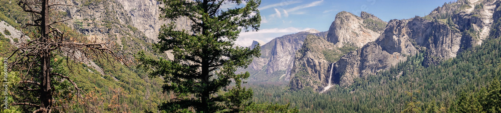 Naklejka premium Panorama of the summer Yosemite Valley. Yosemite Falls