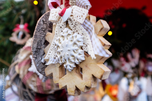 Decorazione in un mercatino di Natale in Italia