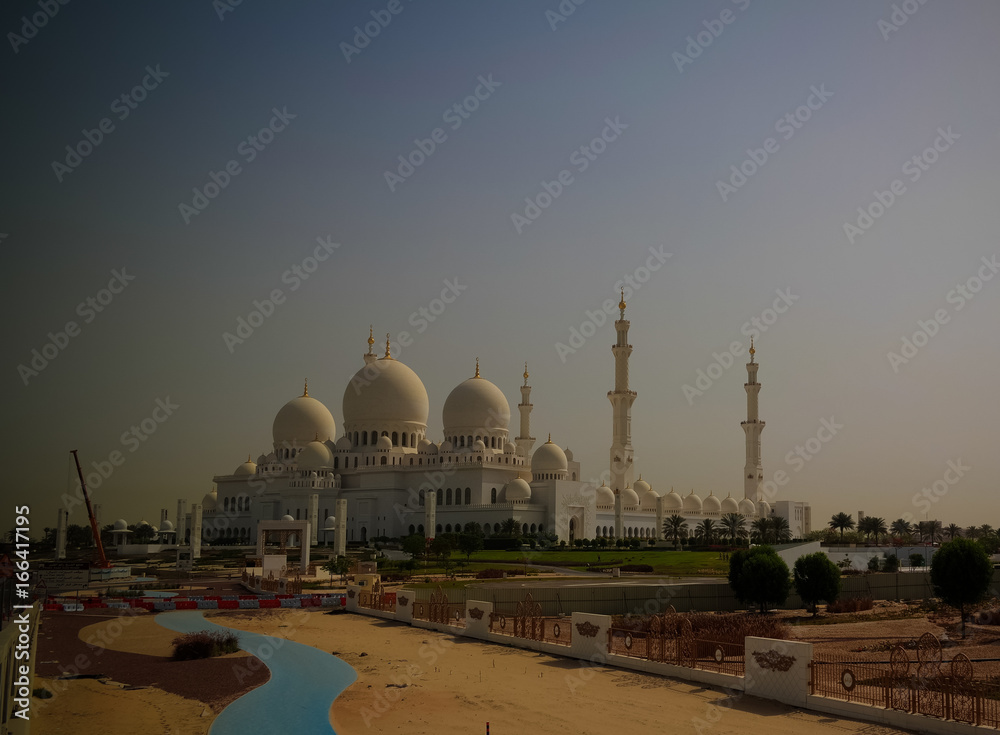 Obraz premium Exterior view to Sheikh Zayed Mosque in Abu-Dhabi, UAE
