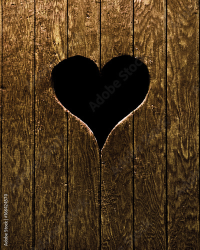 Herz in Holzwand