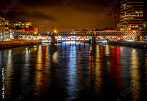 Puente de tren en Dublin Irlanda de noche photo