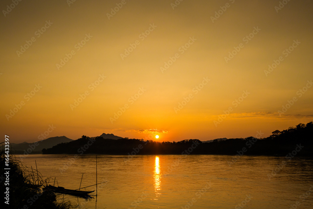 Naklejka premium Tropical sunset above Mekong Laos