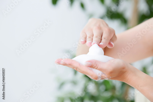 石鹸を泡立てる女性