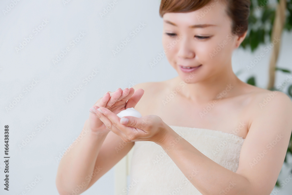 Fototapeta premium 石鹸を泡立てる女性
