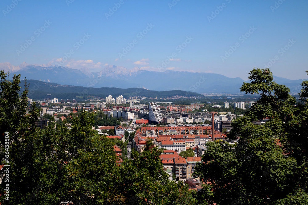 Aussicht von der Burg auf Stadt und Alpen in Ljubljana, Slowenien 