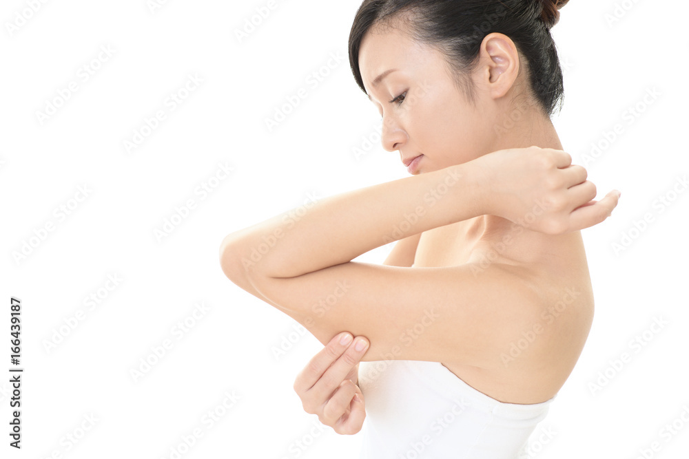 二の腕をつまむ女性 二の腕をつまむ女性
