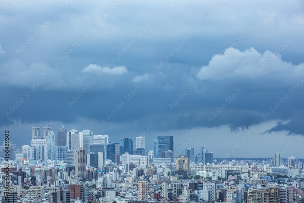 新宿高層ビル群・雨雲に包まれる