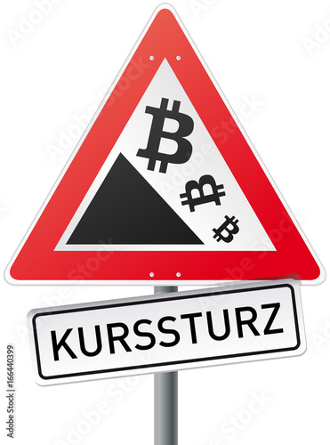 Schild mit Symbol Gefälle mit purzelnden Bitcoin-Symbolen und Zusatzschild Kurssturz
