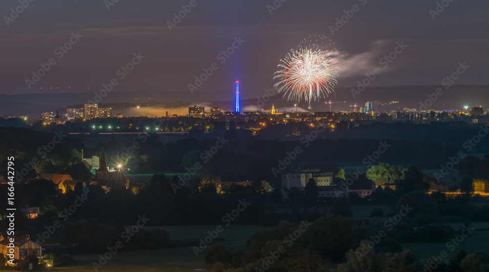 Nächtliche Skyline Erlangen mit Feuerwerk