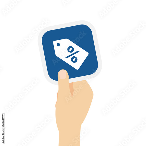 Hand hält Bierdeckel mit Rabattschild