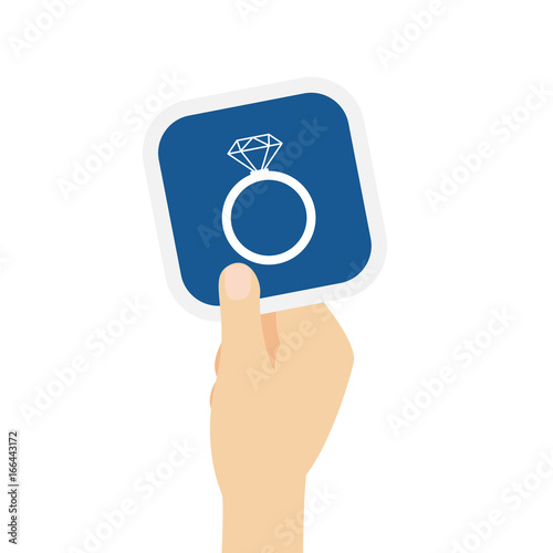 Hand hält Bierdeckel mit Diamantring