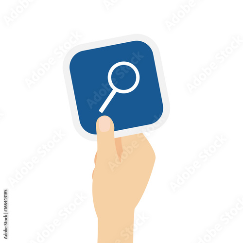 Hand hält Bierdeckel mit Lupe