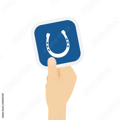 Hand hält Bierdeckel mit Hufeisen