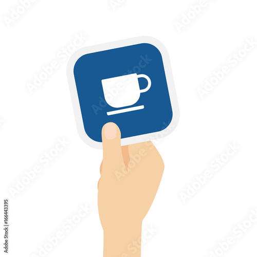 Hand hält Bierdeckel mit Kaffeetasse