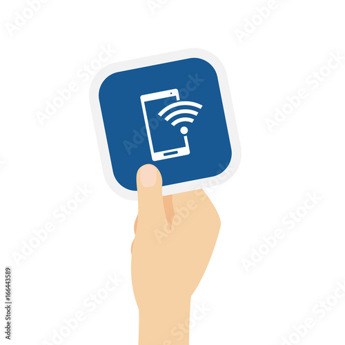 Hand hält Bierdeckel mit Smartphone mit WLAN