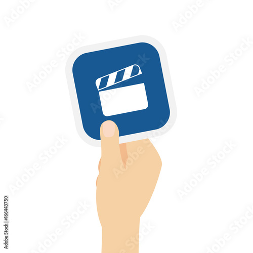 Hand hält Bierdeckel mit Filmklappe