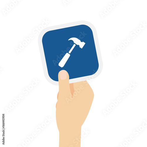 Hand hält Bierdeckel mit Hammer