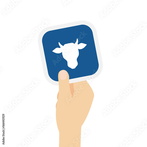 Hand hält Bierdeckel mit Rinderkopf