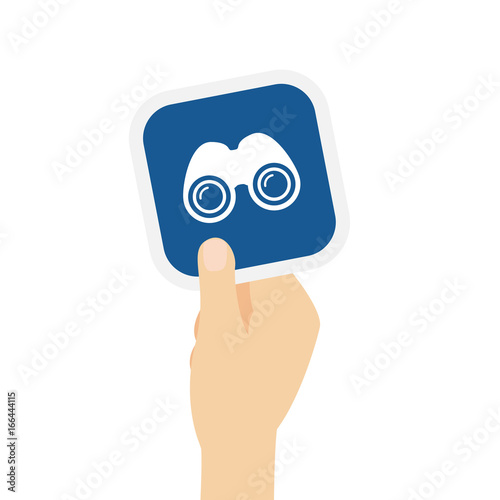 Hand hält Bierdeckel mit Fernglas