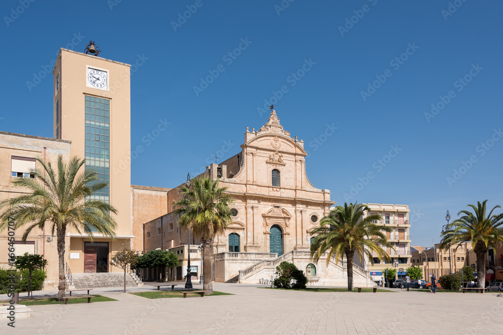 Ispica Piazza mit Kirche und Schule