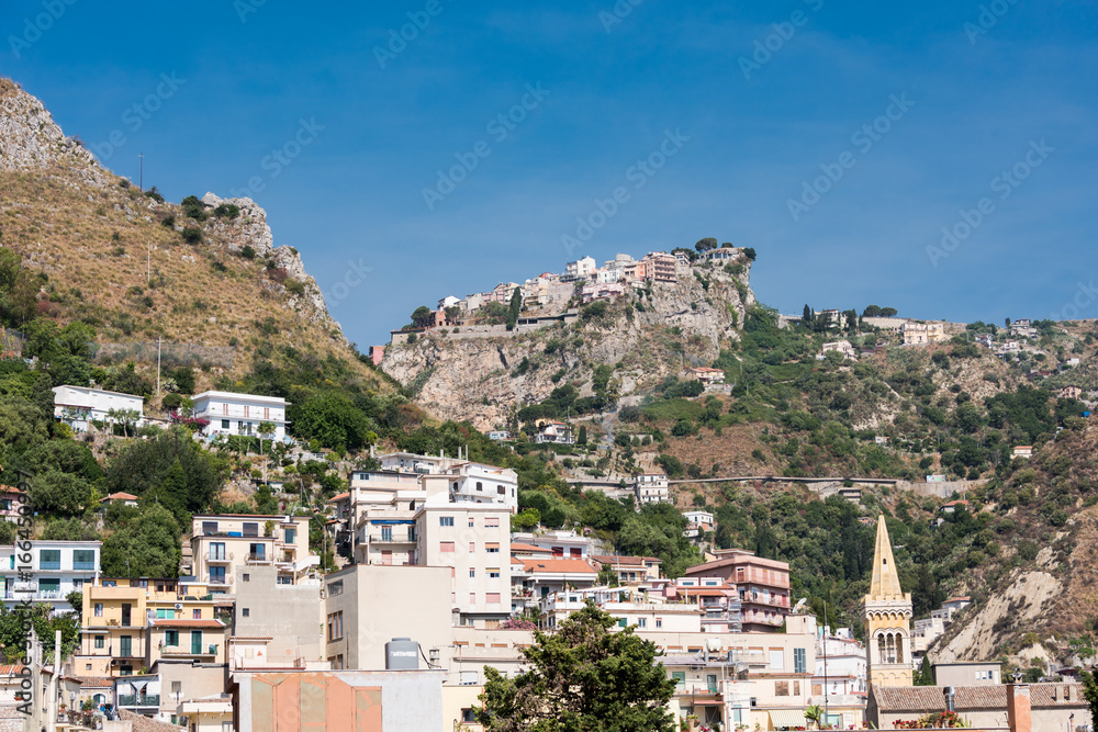 Taormina mit Blick hinauf nach Castelmola